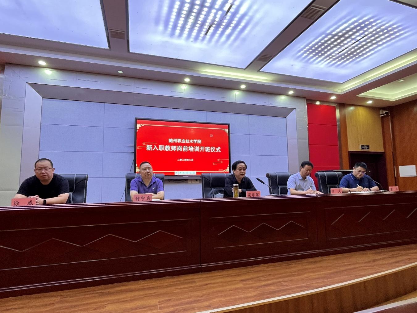 建筑上挂着商铺的招牌描述已自动生成